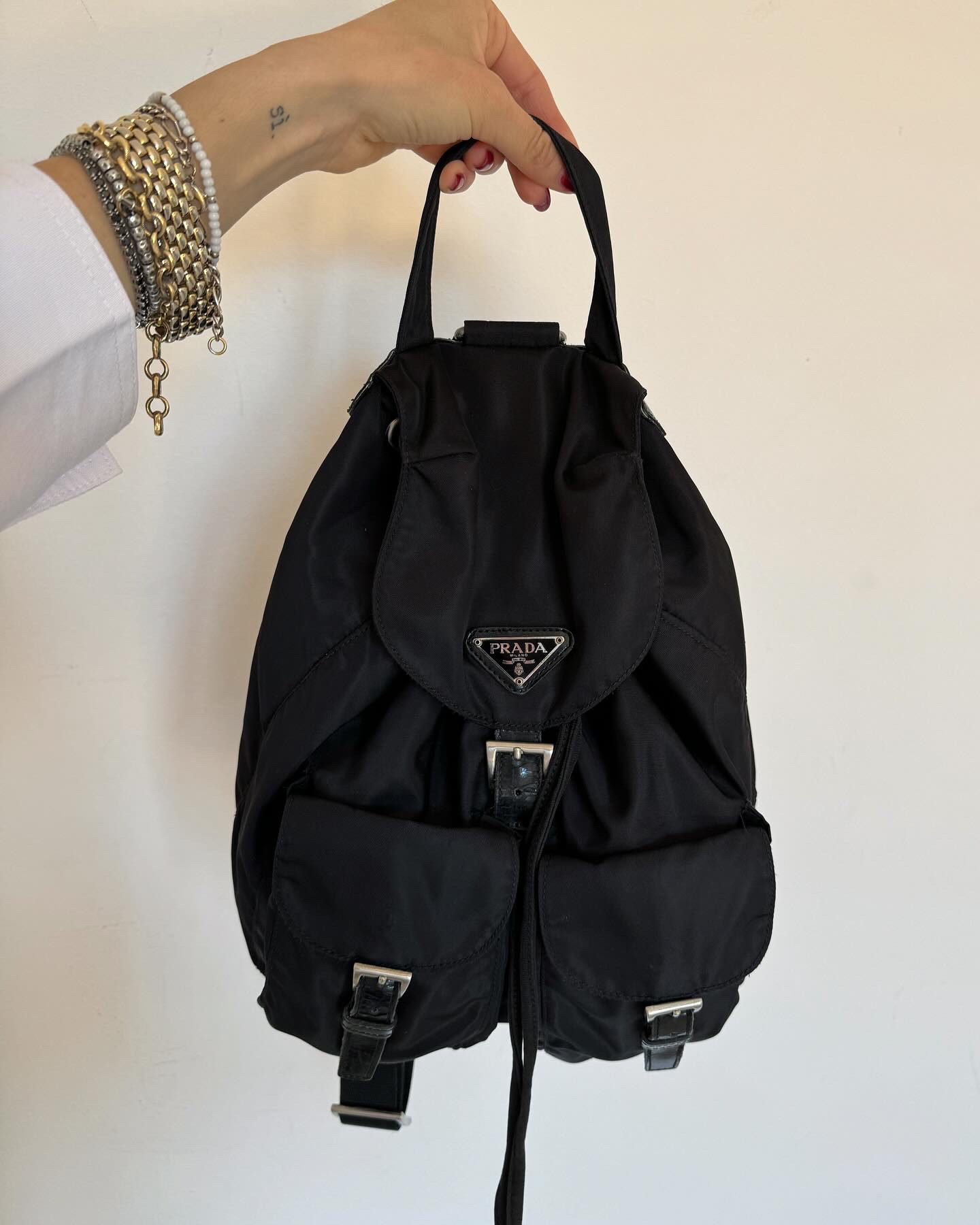 Zaino Prada in nylon preloved midi size vintage second hand Riciclemi Catania