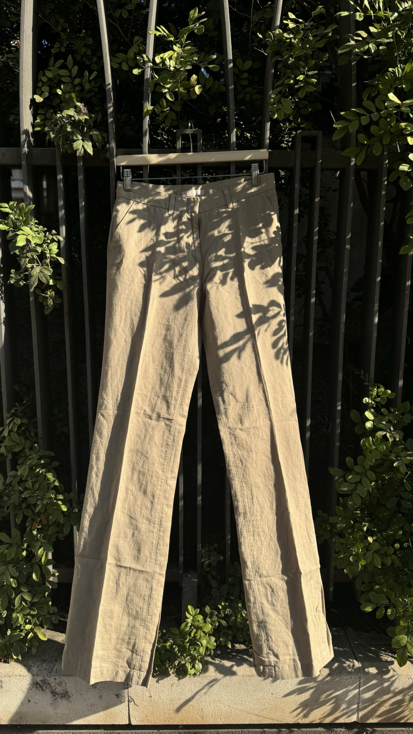 Pantalone in lino beige ampio con etichetta