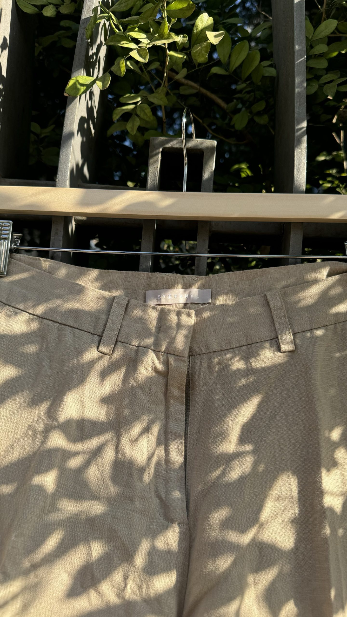 Pantalone in lino beige ampio con etichetta - immagine 2