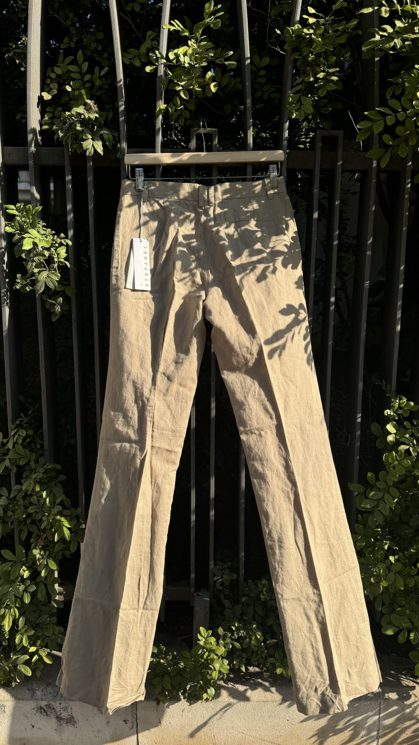 Pantalone in lino beige ampio con etichetta - immagine 3