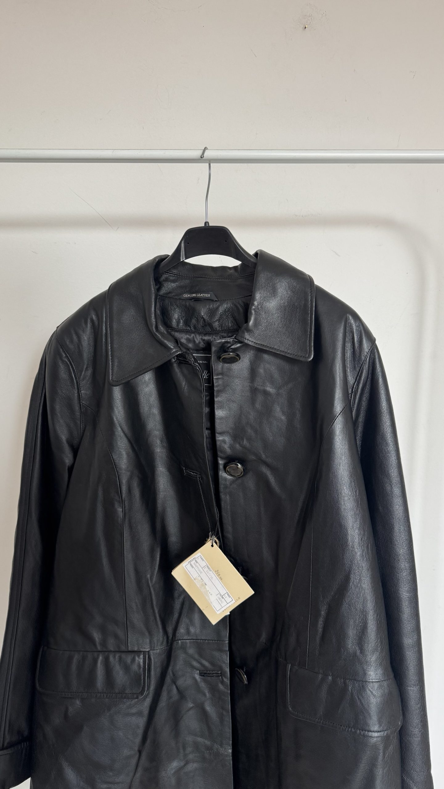 Cappotto in vera pelle con etichetta