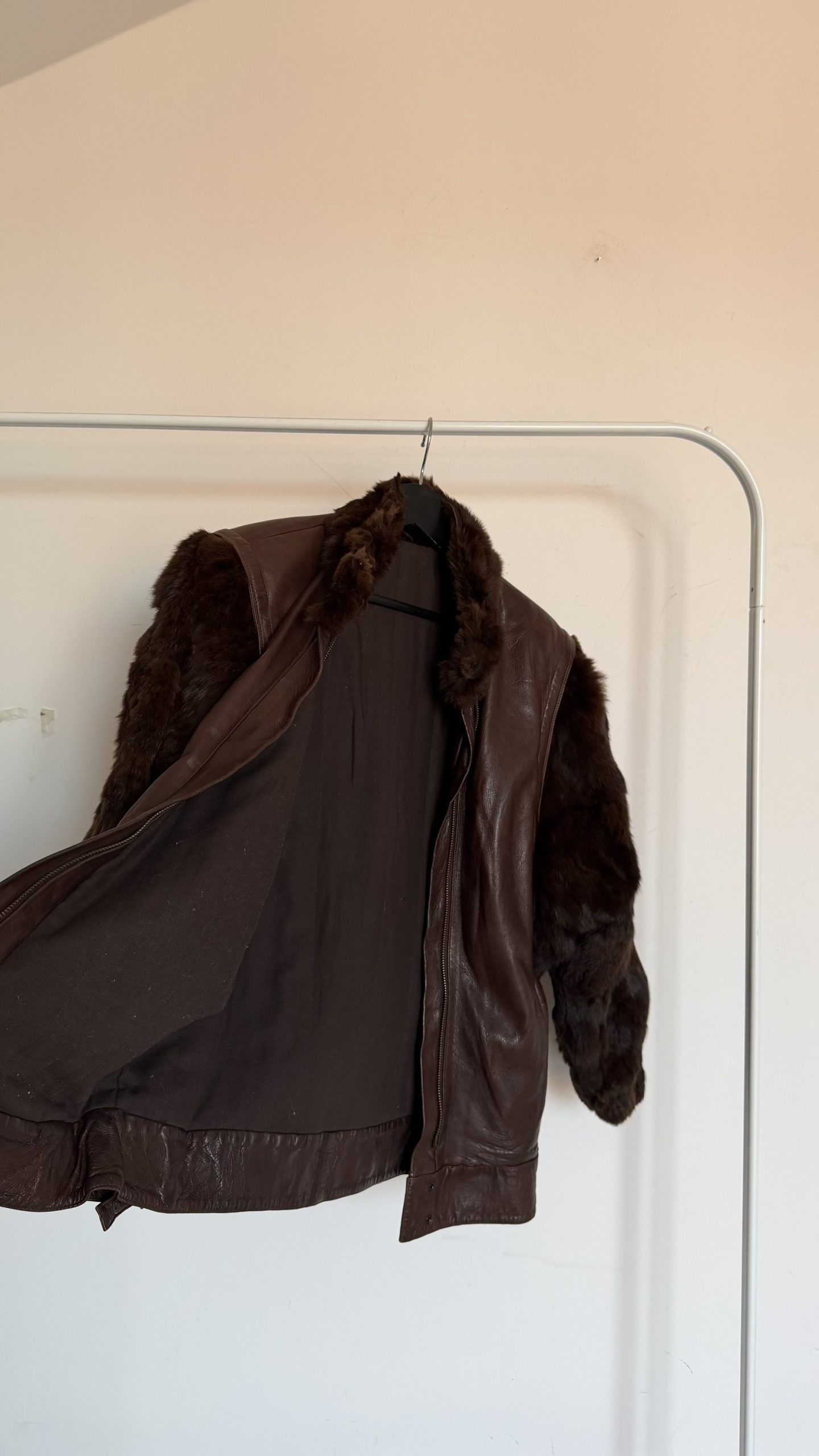 Giaccone oversize in pelle e pelliccia marrone - immagine 3