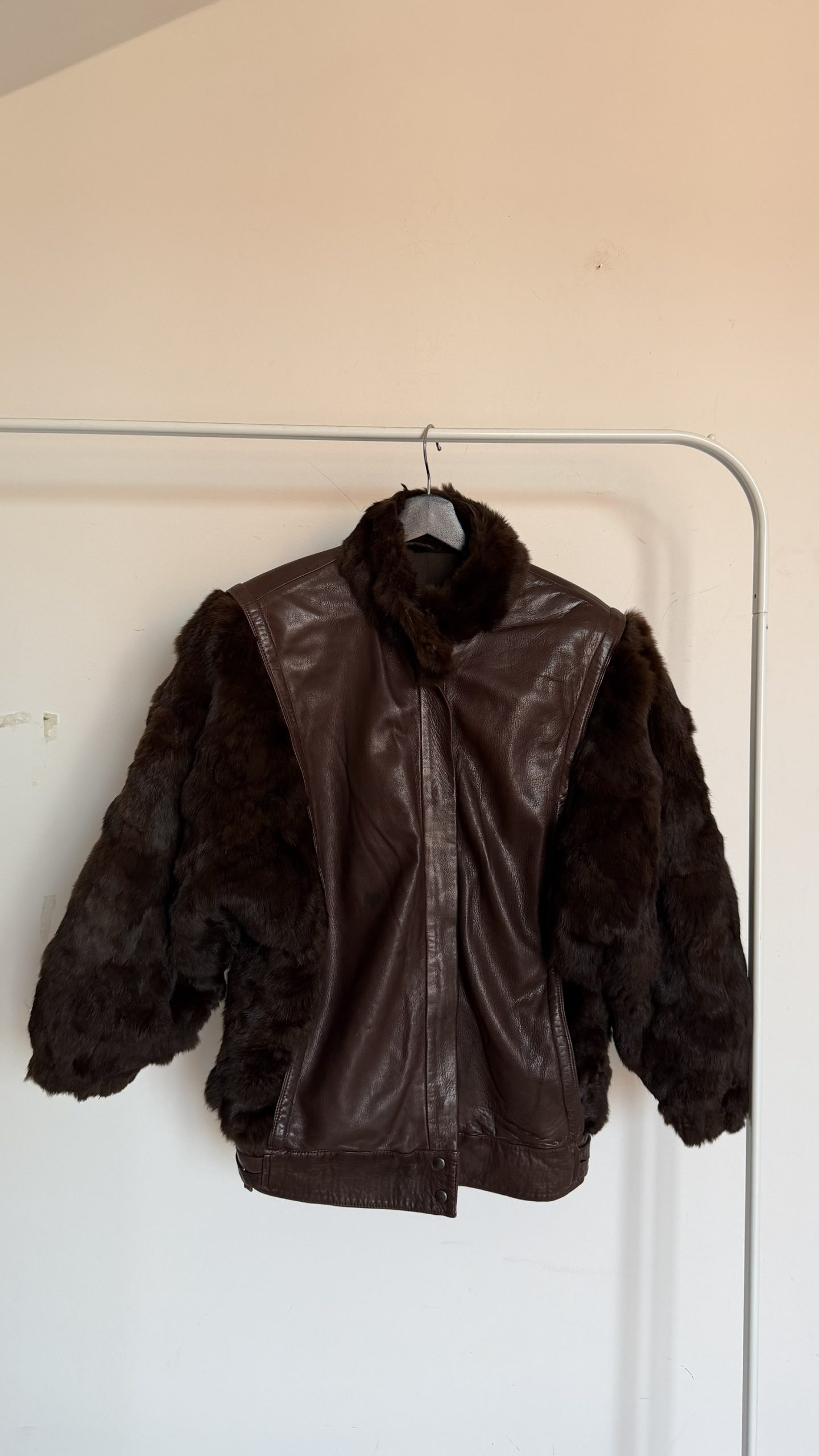 Giaccone oversize in pelle e pelliccia marrone - immagine 2