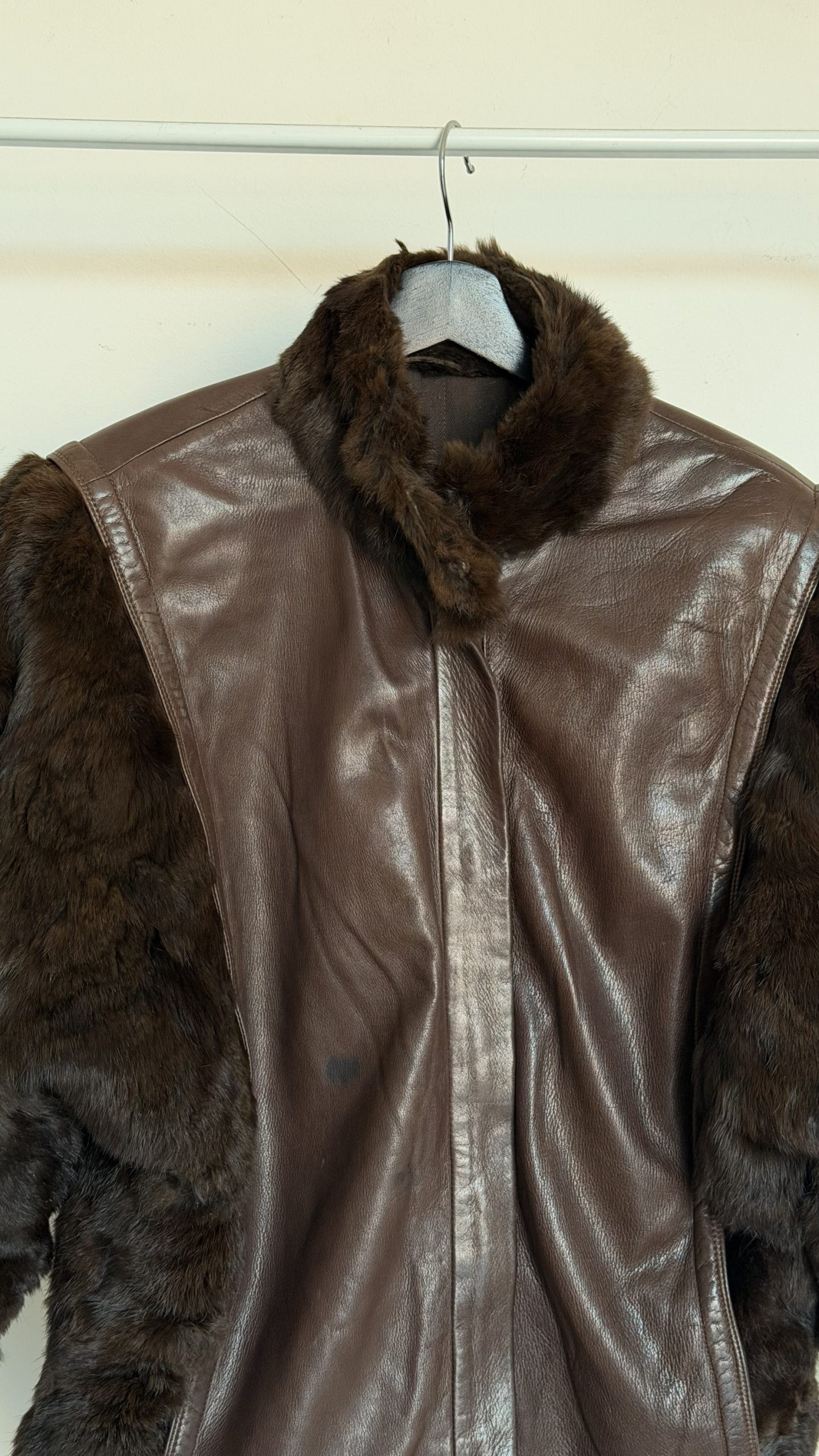 Giaccone oversize in pelle e pelliccia marrone - immagine 4