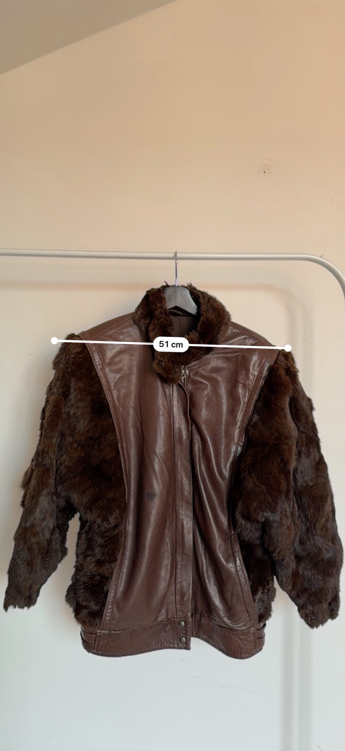 Giaccone oversize in pelle e pelliccia marrone - immagine 5