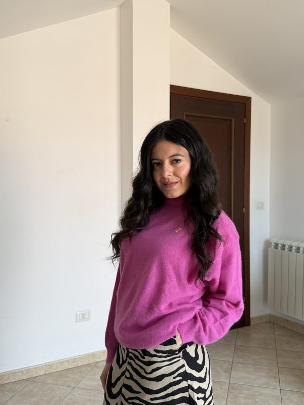 Maglione in lana e angora rosa con fiorellino