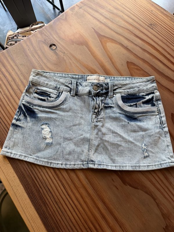 Minigonna azzurra con strass anni 2000