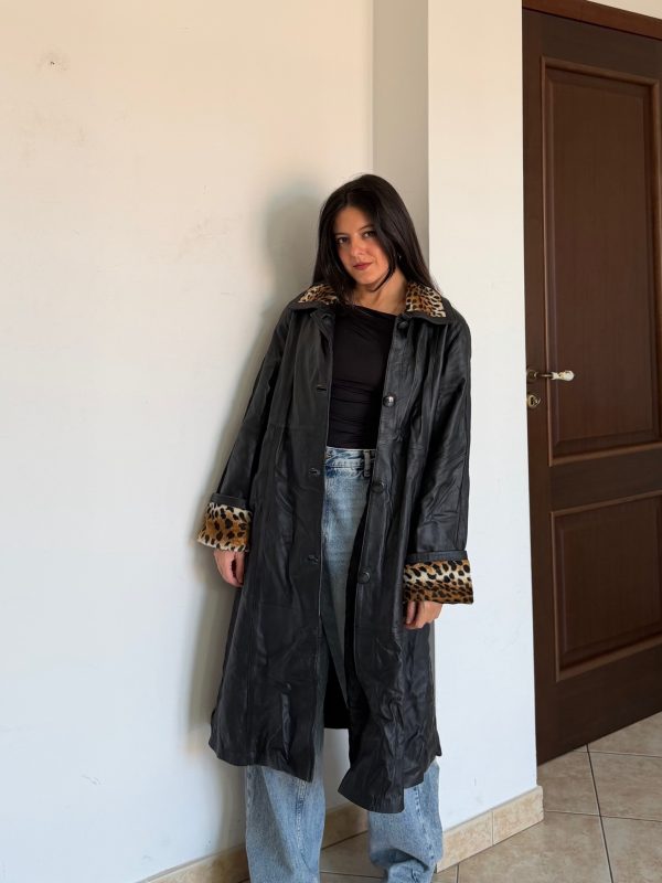 Trench in vera pelle con colletto e polsini maculati